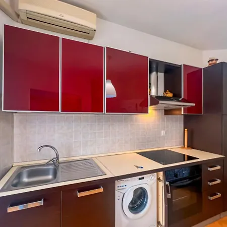 Beautifully Furnished Apartment *